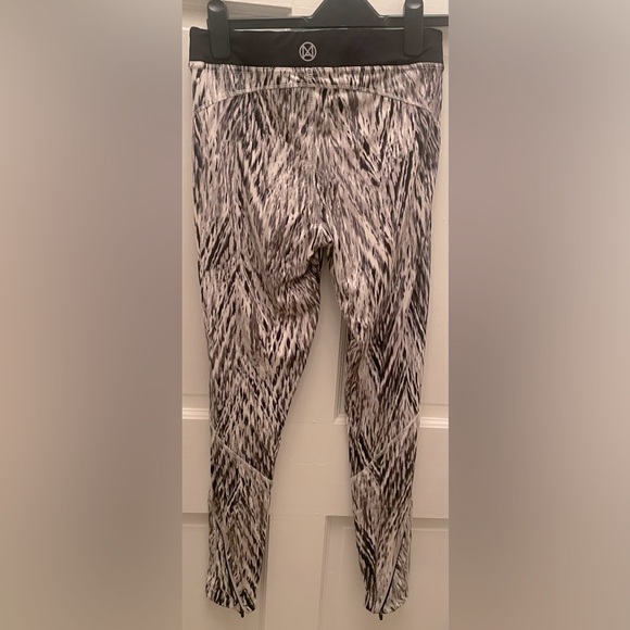 Move By Ardene Gray, white, black Leggings Size M - Picture 2 of 3